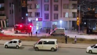 Yangın çıkan merkezin önünde itfaiye ve ambulans araçları bulunuyor.