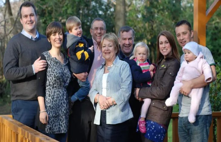 Rob, Dianne ve Ronnie (ortada), Rob ile Dianne'in çocukları ve torunları ile birlikte