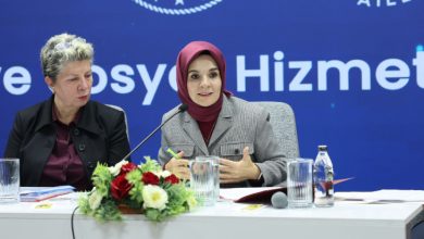 Aile ve Sosyal Hizmetler Bakanı Mahinur Özdemir Göktaş konuşma yapıyor ve yanında Türkiye Otizm Meclisi Yürütme Kurulu Üyesi Sedef Erken oturuyor.