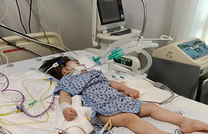 Mehmet Alper Eroğlu, tıbbi cihazlara bağlı olarak uyuyor.