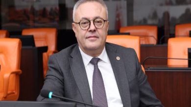 Uşak Milletvekili Ali Karaoba, TBMM koltuğunda oturuyor.