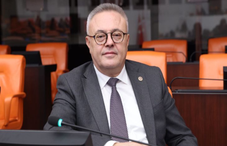 Uşak Milletvekili Ali Karaoba, TBMM koltuğunda oturuyor.