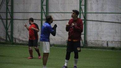 Halı sahada maç yapan işitme engelli sporcuların, paslaşma ve iletişimi işaret diliyle sağladığı, sessiz ama keyifli bir futbol anı görülüyor.