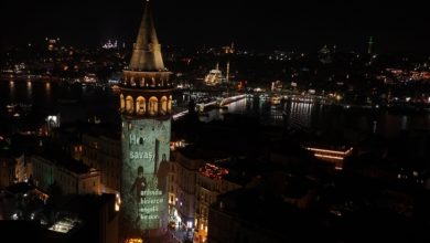 Galata Kulesi dışına yansıtılan engelli çocuk görseli ve yazı bulunuyor.