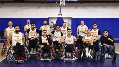 Galatasaray Fuzul Tekerlekli Sandalye Basketbol Takımı pota önünde poz veriyor.