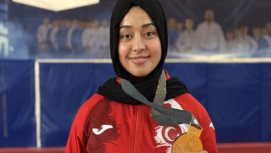 İşitme engelli milli judocu Esma Gökülü madalyayla poz veriyor..