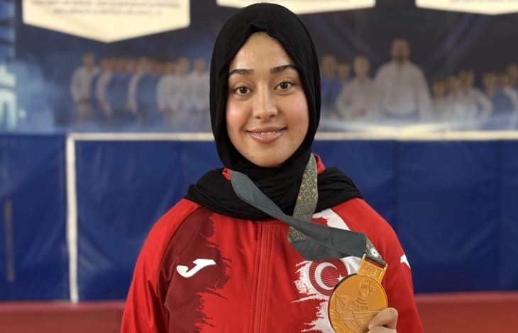 İşitme engelli milli judocu Esma Gökülü madalyayla poz veriyor..