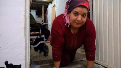 Arzu Sarıtaş, evinin içinde emekleyerek dolaşıyor.