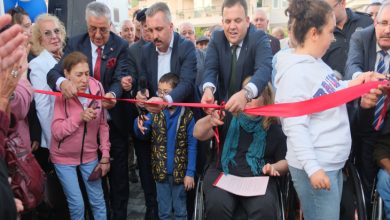 Kemer Belediyesi Mola Evi'nin açılış kurdelesini yöneticiler ve engelli bireyler kesiyor.