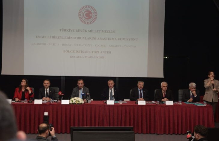 TBMM Engelli Bireylerin Sorunlarını Araştırma Komisyonu Başkanı Mehmet Muharrem Kasapoğlu ve üyeler sahnede bulunan masada toplantıyı yönetiyor.