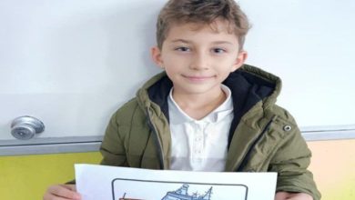 Hayatını kaybeden ilkokul öğrencisi T.E.Ö'nün elinde renkli gemi resmi olan kağıdı tutarken çekilmiş fotoğrafı.