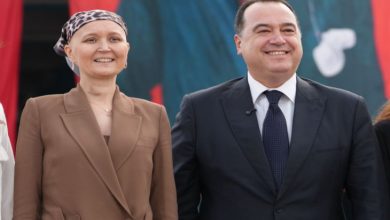 Fotoğraf kadrajında Şehzadeler Belediye Başkanı Gülşah Durbay solda, Manisa Büyükşehir Belediye Başkanı Besim Dutlulu sağda bulunuyor.