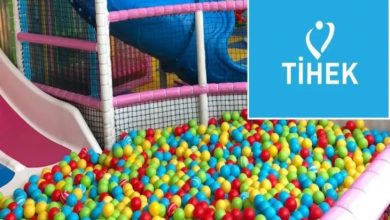 Rengârenk toplarla dolu bir çocuk oyun havuzu ve kaydıraklı bir oyun alanı görülüyor. Sağ üst köşede mavi zeminde “TİHEK” logosu yer alıyor. Görsel, bir çocuk oyun alanı ile kurum logosunun birlikte sunulduğu bir haber görseli niteliğinde.