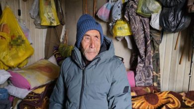 Ahmet Aytan barakanın içinde oturuyor.