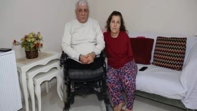 Bedensel engelli Hikmet Polat tekerlekli sandalyede oturuyor ve eşi Sevgi Polat yanındaki koltukta oturuyor.