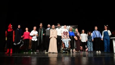 Osmangazi Belediyesi Engelli Tiyatro Ekibi oyun sonunda sahnede yan yana bulunuyor.