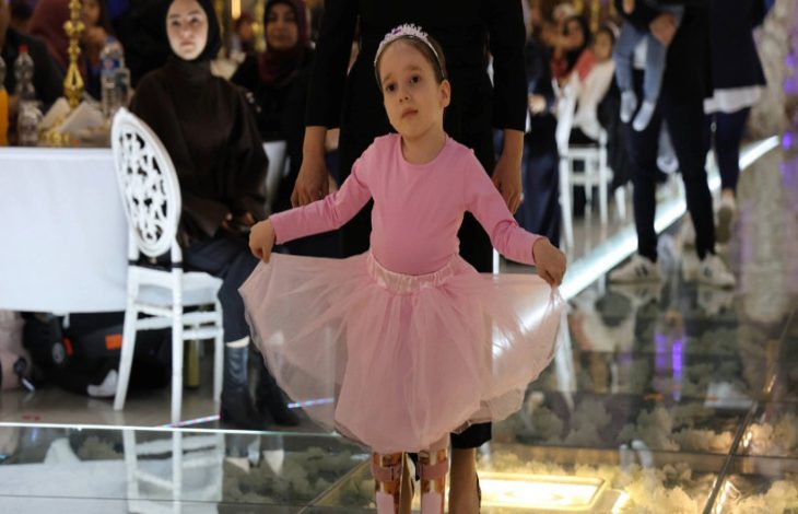 SMA'lı minik Asya Yüksel pembe renkli bale kıyafetiyle sahnede.