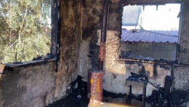 Soba bulunan ve camları bulunmayan, yangınla küle dönen odanın içeriden çekilmiş fotoğrafı.