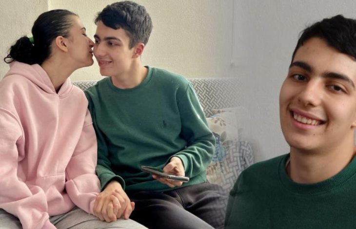 Ev ortamında bir koltukta yan yana oturan bir kadın, genç bir erkeğin yanağından öpüyor; genç elinde telefon tutarken gülümsüyor. Sağ tarafta ise aynı gencin yakın plan, güler yüzlü bir portresi yer alıyor.