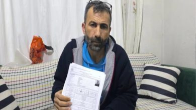 Engelli kanser hastası İsmail Erdoğan, elinde sağlık raporlarını tutuyor.