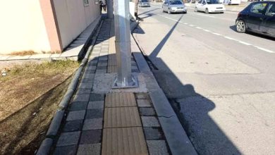 Kaldırımdaki sarı şeritli engelliler için yapılan yolun üzerine elektrik direği dikili.