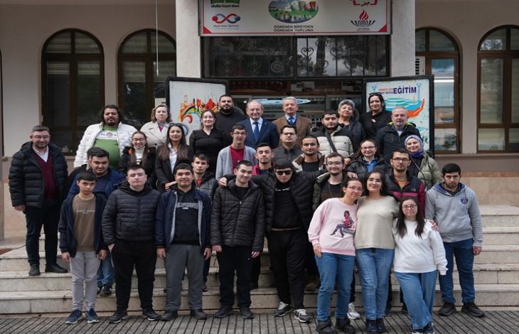 Denizli Büyükşehir Belediyesi Kent Konseyi Başkanı Ali Marım ile EKPSS kursiyerleri halk eğitim merkezi önünde hatıra fotoğrafı çektiriyor.