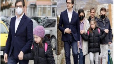 Yan yana iki kareden oluşan bir fotoğraf. Solda: Takım elbiseli bir adam, sokakta yürürken Down sendromlu küçük bir kızın elini tutuyor. Kız siyah montlu, pembe bere takıyor; okul yolunda gibi, yüzü ciddi. Adam koruyucu bir refleksle yanında. Sağda: Aynı kız bu kez ailesiyle birlikte yürüyor. Önde yine takım elbiseli adam, yanında yetişkinler ve arkalarında kız. Hepsi kalın montlu, sakin ama dikkatli adımlarla ilerliyor. Fotoğraf, bir çocuğun gündelik hayatında ailesinin desteğini ve birlikte yürüyüşünü sade, çarpıcı bir şekilde gösteriyor.