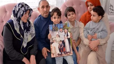 Pembe bir koltukta yan yana oturan bir aile görülüyor. Ortadaki iki çocuk, ellerinde babalarının aile fotoğrafının bulunduğu bir çerçeve tutuyor. Yetişkinlerin yüzlerinde ağır bir hüzün, çocuklarda ise ne olduğunu tam anlamadan bakan sessiz bir ifade var.