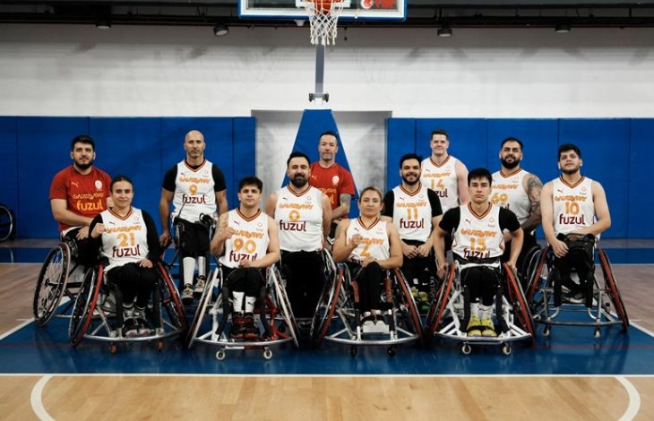Galatasaray Fuzul Tekerlekli Sandalye Basketbol Takımı oyuncuları seremoni pozu veriyor.