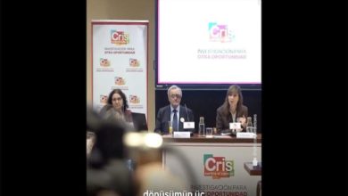 Bir konferans salonunda düzenlenen panelde üç konuşmacı masa başında oturuyor. Arkalarında “Cris contra el cáncer” logosu ve araştırma sunumunun yer aldığı bir ekran bulunuyor; ortam resmi ve akademik bir toplantıyı yansıtıyor.