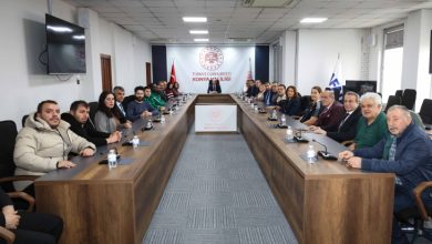 U şeklinde olan masada Konya Valisi İbrahim Akın baş koltukta, Engelli derneklerinin temsilcileri masanın yan taraflarında oturuyor.