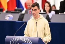 Milletvekili Fidias Panayotu, Avrupa Parlamentosu kürsüsünde konuşma yapıyor.