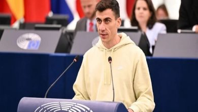 Milletvekili Fidias Panayotu, Avrupa Parlamentosu kürsüsünde konuşma yapıyor.