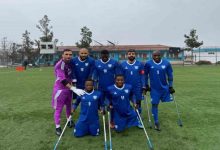 Şahinbey Ampute Futbol Takımı oyuncuları sahada poz veriyor.