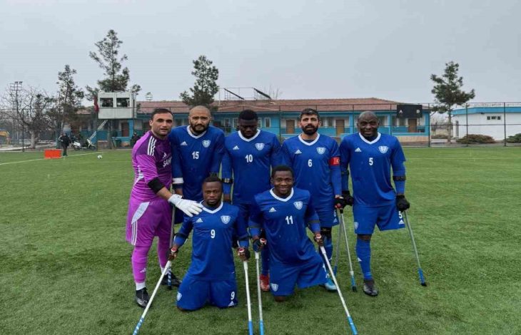 Şahinbey Ampute Futbol Takımı oyuncuları sahada poz veriyor.
