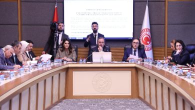 TBMM’de düzenlenen toplantıda, komisyon üyeleri uzun masa etrafında toplanmış; arkadaki ekranda sunum yer alırken dil ve konuşma alanındaki konular görüşülüyor.