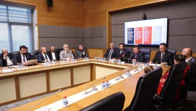 Bir toplantı salonunda uzun masa etrafında toplanan komisyon üyeleri ve davetliler, engelli bireylerin sporla ilgili sorunlarını görüşürken görülüyor.