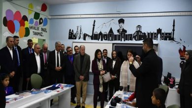 Özel sınıf içinde bulunan yetkililer yan yana bulunuyor.