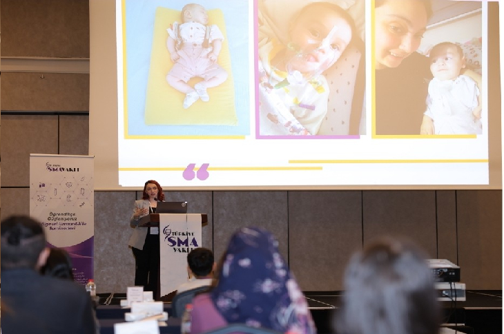 Görselde, Yönetim Kurulu Başkan Vekili Ece Soyer Demir’in açılış konuşması yapıyor.