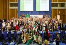 Büyük bir konferans salonunda yüzlerce kişinin yer aldığı toplu bir hatıra fotoğrafı çekilmiş. Arkada “Zero Project Conference” yazılı büyük ekranlar bulunuyor. Katılımcılar sahne önünde ve salon içinde bir araya gelmiş; bazıları sertifika ya da plaket tutuyor. Uluslararası ve kapsayıcı bir etkinliğin coşkulu final karesi gibi görünüyor.