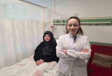 İlaç tedavisi uygulanan Emel Kaynak, hastane yatağında oturuyor ve Nöroloji Uzmanı Dr. Berra Özberk, yanında bulunuyor.