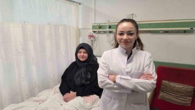 İlaç tedavisi uygulanan Emel Kaynak, hastane yatağında oturuyor ve Nöroloji Uzmanı Dr. Berra Özberk, yanında bulunuyor.