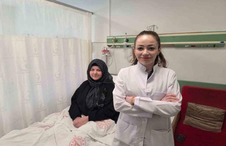 İlaç tedavisi uygulanan Emel Kaynak, hastane yatağında oturuyor ve Nöroloji Uzmanı Dr. Berra Özberk, yanında bulunuyor.