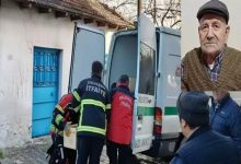 Bir ev yangını sonrası itfaiye ekipleri sedyeyi ambulansa taşırken görülüyor; görselin yanında, hayatını kaybeden yaşlı bir erkeğin portre fotoğrafı yer alıyor.