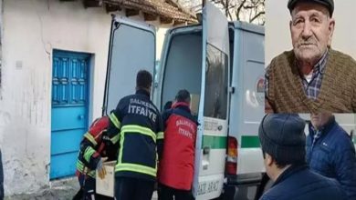 Bir ev yangını sonrası itfaiye ekipleri sedyeyi ambulansa taşırken görülüyor; görselin yanında, hayatını kaybeden yaşlı bir erkeğin portre fotoğrafı yer alıyor.