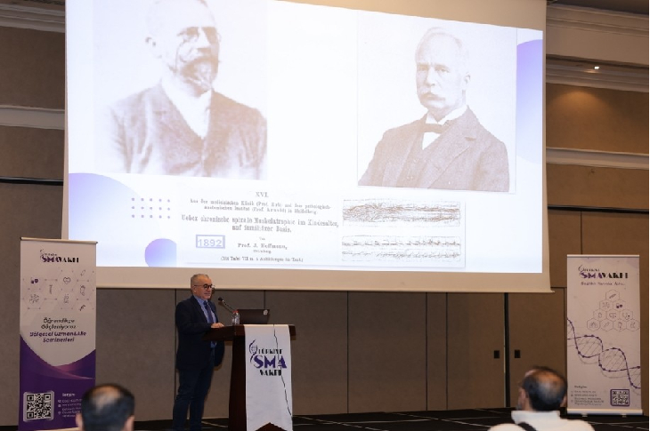 Bilim Kurulu Başkanı Kürşat Bora Çarman, “SMA Hastalığına Çok Yönlü Bakış” başlıklı sunumu sırasında çekilmiş fotoğraf.