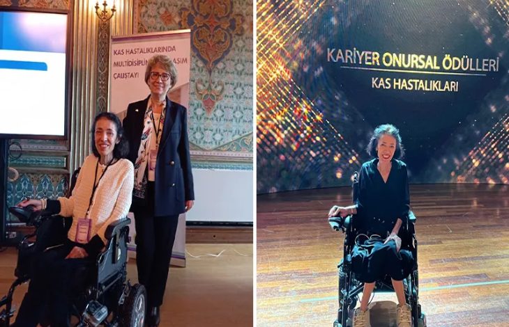 Görsel iki farklı fotoğrafın yan yana yerleştirilmiş hâlinden oluşuyor. Sol tarafta, tarihi süslemelere sahip bir salonda çekilmiş bir kare var. Tekerlekli sandalyede oturan bir kadın gülümseyerek poz veriyor. Yanında ayakta duran başka bir kadın bulunuyor. Arkada bir sunum ekranı ve “Kas Hastalıklarında Multidisipliner Yaklaşım Çalıştayı” yazılı bir afiş görülüyor. Sağ tarafta ise bir sahne ortamı yer alıyor. Tekerlekli sandalyedeki aynı kadın sahnede tek başına oturuyor. Arkadaki büyük ekranda “Kariyer Onursal Ödülleri – Kas Hastalıkları” yazısı yer alıyor. Işıklandırma daha dramatik ve ödül töreni atmosferi hissediliyor.