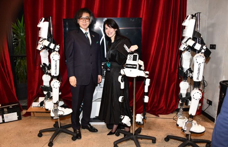 Japon Bilim İnsanı Prof. Dr. Yoshiyuki Sankai ile Cybernicx Yönetim Kurulu Üyesi Gülnihal Sezer, robotik fizik tedavi cihazlarının yanında poz veriyor.