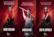Kırmızı zeminli üç afişte milli formayla para atletler yer alıyor. Dubai 2026 WPA Grand Prix’de kazanılan altın, gümüş ve bronz madalyalar vurgulanıyor; alt bölümde Türkiye Paralimpik Komitesi logosu bulunuyor.