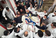 Fil hastası Engin Akbadal vatandaşlar tarafından ambulansa taşınıyor.